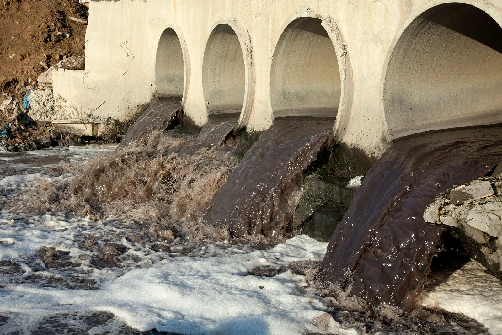 Sewage-sewer-pipes-river-Water-pollution-Turkey